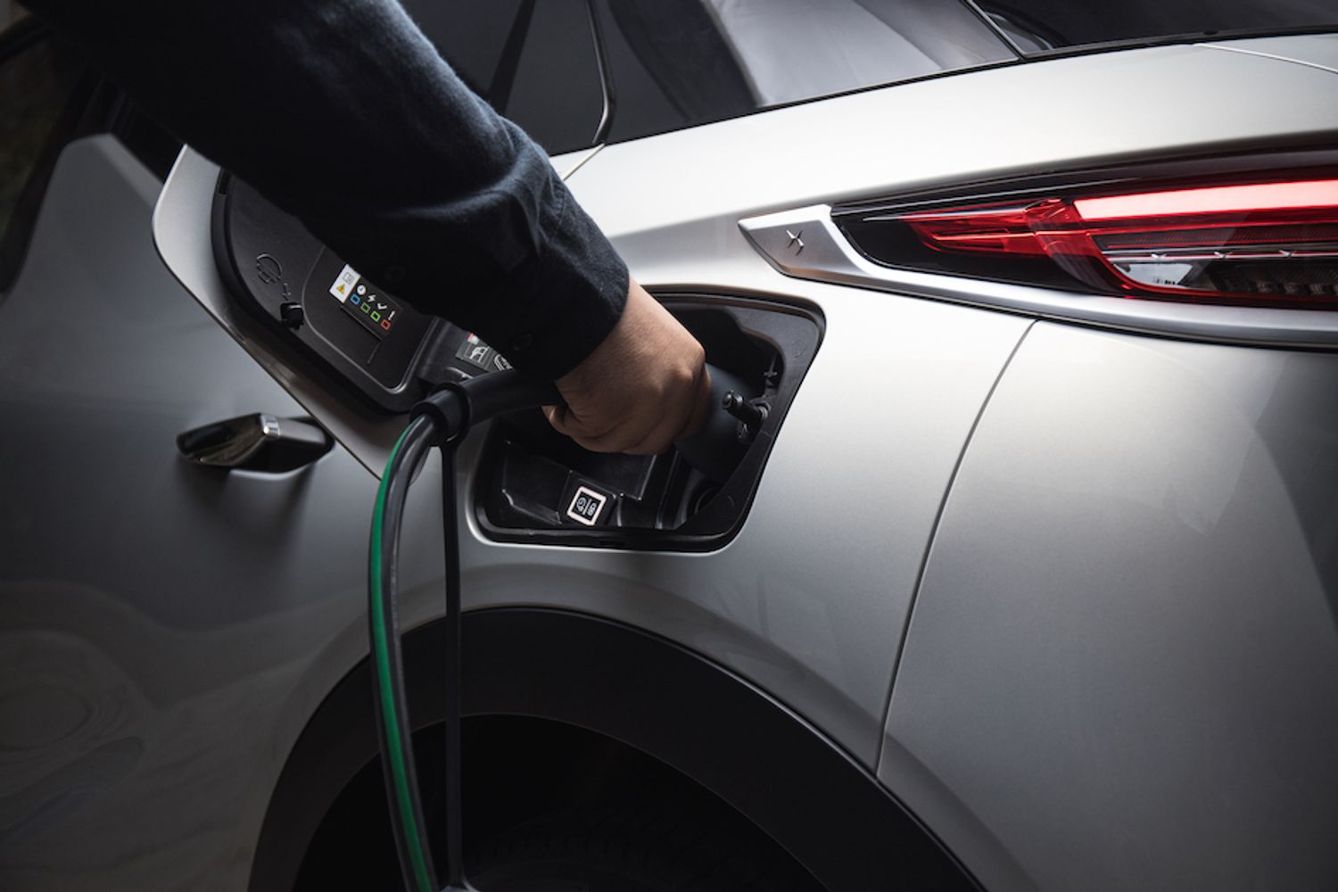 DS3 Crossback E tense connected to charger